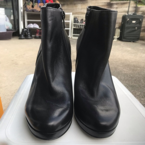 Nine West Glowup Booties. Size 5. Like New - Picture 2 of 4